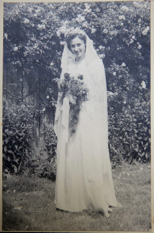 MIKE DEAL / WINNIPEG FREE PRESS
Wedding photo for Elizabeth Betty Teillet in 1944 to Ted Teillet. Bettys family was connected to the First Opium War.
180913 - Thursday, September 13, 2018.