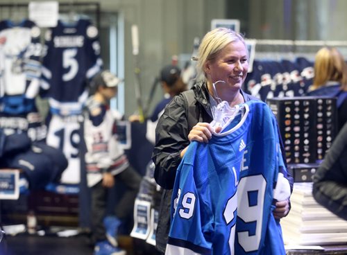 TREVOR HAGAN / WINNIPEG FREE PRESS
Tuija Laine, mother of Winnipeg Jets' Patrik Laine (29) shopping at Fan Fest this morning at Iceplex, Saturday, September 15, 2018.