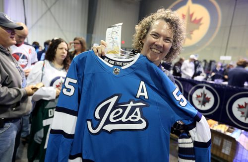 TREVOR HAGAN / WINNIPEG FREE PRESS
Winnipeg Jets' fan, Heather Alcock, from Kenora, buying some merchandise this morning at Fan Fest at Iceplex, Saturday, September 15, 2018.