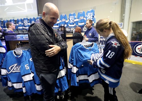 TREVOR HAGAN / WINNIPEG FREE PRESS
Winnipeg Jets' fans, Brock Holowachuk and his daughter, Claire, looking at the new jersey this morning at Fan Fest at Iceplex, Saturday, September 15, 2018.