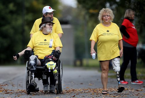 TREVOR HAGAN / WINNIPEG FREE PRESS
Cricket Thaxter, Rick Thaxter and Dottie St.Laurent, participating in the Terry Fox Run in Assiniboine Park, Sunday, September 16, 2018.