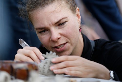 JOHN WOODS / WINNIPEG FREE PRESS
Oksana Parusnikova works on her clay sculpture at the We Are All Treaty People Celebration at The Forks  Sunday, September 16, 2018.
