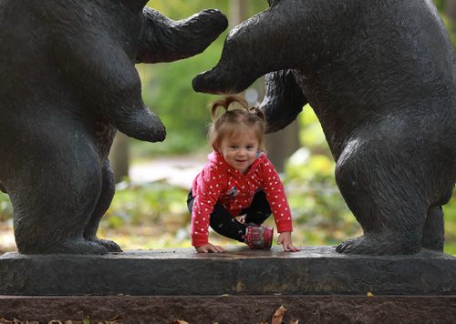 RUTH BONNEVILLE / WINNIPEG FREE PRESS 


Madison Lunn (16months), climbs through the legs of sculptures of bear cubs playing by artist Leo Mol while hanging out at the Leo Mol sculpture garden with her parents and older sister, Mabe ((7rys), Monday.
Standup photo 

September 17/18 
