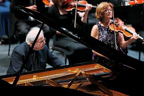 JOHN WOODS / WINNIPEG FREE PRESS
WSO guest pianist Emanuel Ax performs with new conductor Daniel Raskin Monday, September 17, 2018.