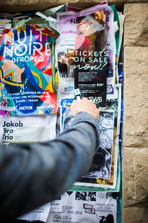 MIKAELA MACKENZIE / WINNIPEG FREE PRESS
Antero Lindblad puts up posters in the Exchange District in Winnipeg on Friday, Sept. 14, 2018.  Lindblad has made his living for over 20 years by doing this, for 25 cents a poster.
Winnipeg Free Press 2018.