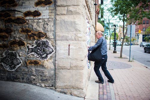MIKAELA MACKENZIE / WINNIPEG FREE PRESS
Antero Lindblad puts up posters in the Exchange District in Winnipeg on Friday, Sept. 14, 2018.  Lindblad has made his living for over 20 years by doing this, for 25 cents a poster.
Winnipeg Free Press 2018.