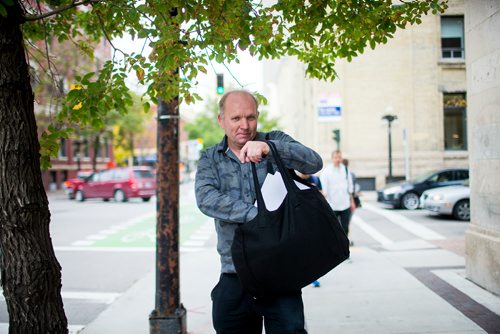 MIKAELA MACKENZIE / WINNIPEG FREE PRESS
Antero Lindblad puts up posters in the Exchange District in Winnipeg on Friday, Sept. 14, 2018.  Lindblad has made his living for over 20 years by doing this, for 25 cents a poster.
Winnipeg Free Press 2018.