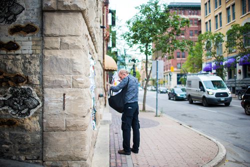 MIKAELA MACKENZIE / WINNIPEG FREE PRESS
Antero Lindblad puts up posters in the Exchange District in Winnipeg on Friday, Sept. 14, 2018.  Lindblad has made his living for over 20 years by doing this, for 25 cents a poster.
Winnipeg Free Press 2018.