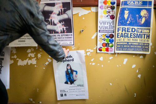 MIKAELA MACKENZIE / WINNIPEG FREE PRESS
Antero Lindblad puts up posters in the Exchange District in Winnipeg on Friday, Sept. 14, 2018.  Lindblad has made his living for over 20 years by doing this, for 25 cents a poster.
Winnipeg Free Press 2018.