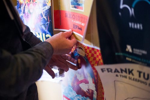 MIKAELA MACKENZIE / WINNIPEG FREE PRESS
Antero Lindblad puts up posters in the Exchange District in Winnipeg on Friday, Sept. 14, 2018.  Lindblad has made his living for over 20 years by doing this, for 25 cents a poster.
Winnipeg Free Press 2018.