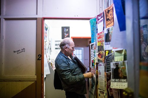 MIKAELA MACKENZIE / WINNIPEG FREE PRESS
Antero Lindblad puts up posters in the Exchange District in Winnipeg on Friday, Sept. 14, 2018.  Lindblad has made his living for over 20 years by doing this, for 25 cents a poster.
Winnipeg Free Press 2018.