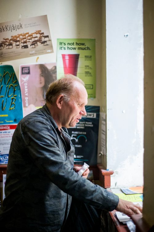 MIKAELA MACKENZIE / WINNIPEG FREE PRESS
Antero Lindblad puts up posters in the Exchange District in Winnipeg on Friday, Sept. 14, 2018.  Lindblad has made his living for over 20 years by doing this, for 25 cents a poster.
Winnipeg Free Press 2018.