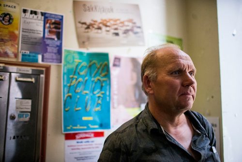 MIKAELA MACKENZIE / WINNIPEG FREE PRESS
Antero Lindblad puts up posters in the Exchange District in Winnipeg on Friday, Sept. 14, 2018.  Lindblad has made his living for over 20 years by doing this, for 25 cents a poster.
Winnipeg Free Press 2018.