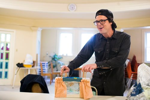 MIKAELA MACKENZIE / WINNIPEG FREE PRESS
Leonard Podaluk, organizer of Crankiefest, demonstrates a crankie at Crescent Fort Rouge United Church in Winnipeg on Monday, Sept. 17, 2018.  
Winnipeg Free Press 2018.