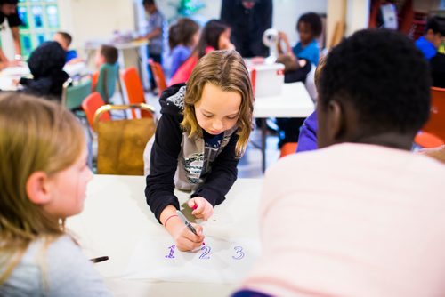 MIKAELA MACKENZIE / WINNIPEG FREE PRESS
Piper Verrill, 10, makes a crankie at Crescent Fort Rouge United Church in Winnipeg on Monday, Sept. 17, 2018.  
Winnipeg Free Press 2018.