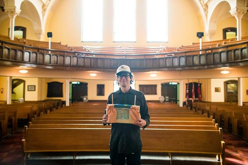 MIKAELA MACKENZIE / WINNIPEG FREE PRESS
Leonard Podaluk, organizer of Crankiefest, poses with a crankie at Crescent Fort Rouge United Church in Winnipeg on Monday, Sept. 17, 2018.  
Winnipeg Free Press 2018.