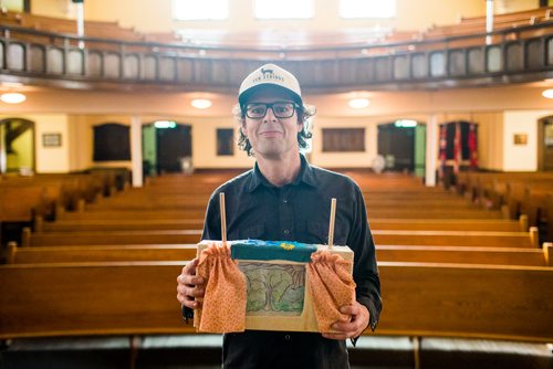 MIKAELA MACKENZIE / WINNIPEG FREE PRESS
Leonard Podaluk, organizer of Crankiefest, poses with a crankie at Crescent Fort Rouge United Church in Winnipeg on Monday, Sept. 17, 2018.  
Winnipeg Free Press 2018.