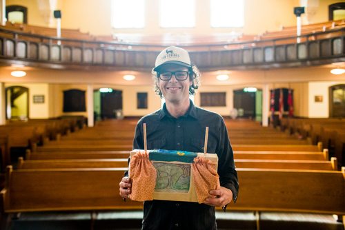 MIKAELA MACKENZIE / WINNIPEG FREE PRESS
Leonard Podaluk, organizer of Crankiefest, poses with a crankie at Crescent Fort Rouge United Church in Winnipeg on Monday, Sept. 17, 2018.  
Winnipeg Free Press 2018.