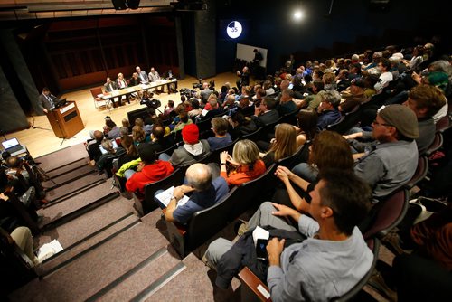 JOHN WOODS / WINNIPEG FREE PRESS
A full house listen intently as mayoral candidates present their position on environmental issues during a mayoral debate at the University of Winnipeg, Tuesday, September 18, 2018.