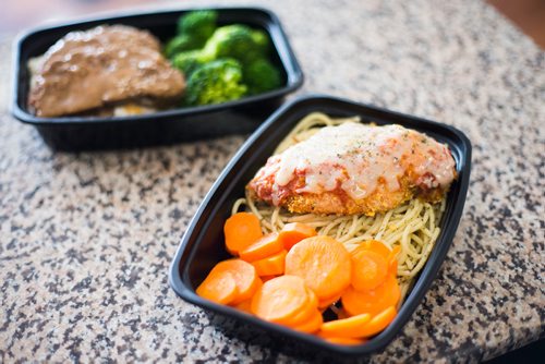 MIKAELA MACKENZIE / WINNIPEG FREE PRESS
The "heat and eat" chicken parmesan and meatloaf with broccoli at Supper central, a pre-prepared meal service, in Winnipeg on Wednesday, Sept. 19, 2018.  
Winnipeg Free Press 2018.