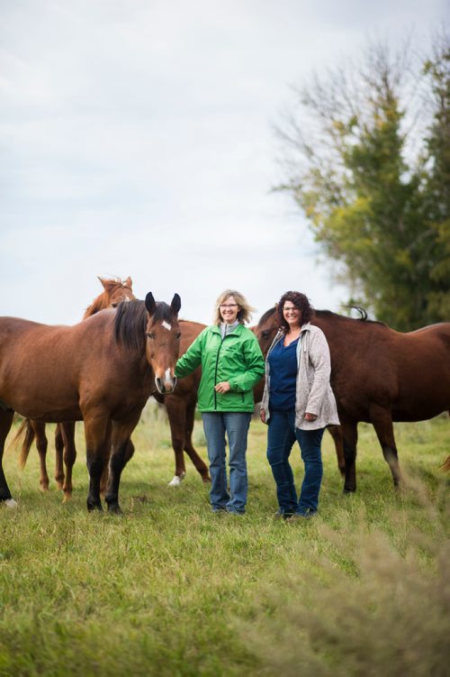 MIKAELA MACKENZIE / WINNIPEG FREE PRESS
Taralea Simpson (left) and Tracy Wood with their horses at Farm Away, just outside of Portage la Prairie, on Wednesday, Sept. 19, 2018.  
Winnipeg Free Press 2018.