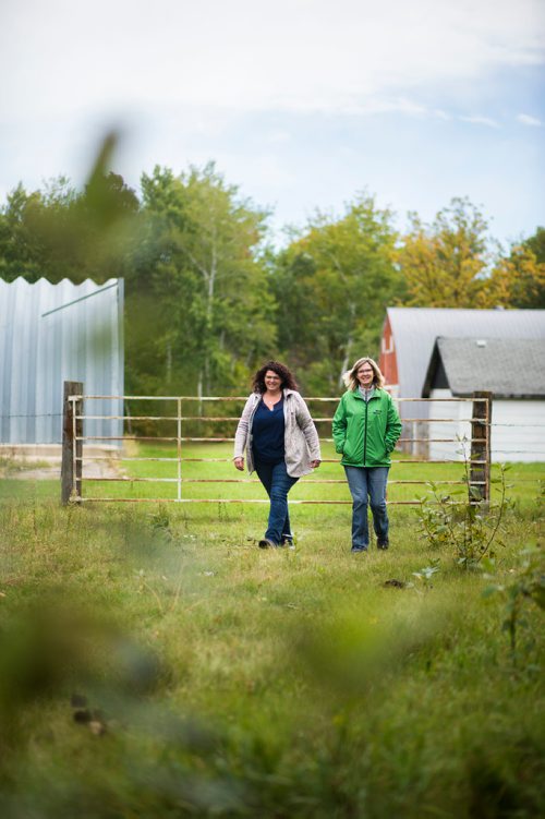 MIKAELA MACKENZIE / WINNIPEG FREE PRESS
Tracy Wood (left) and Taralea Simpson on their farm stay/B&B, Farm Away, just outside of Portage la Prairie on Wednesday, Sept. 19, 2018.  
Winnipeg Free Press 2018.