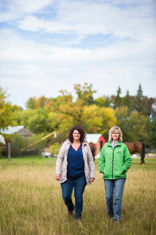 MIKAELA MACKENZIE / WINNIPEG FREE PRESS
Tracy Wood (left) and Taralea Simpson walk through the fields at Farm Away, just outside of Portage la Prairie, on Wednesday, Sept. 19, 2018.  
Winnipeg Free Press 2018.