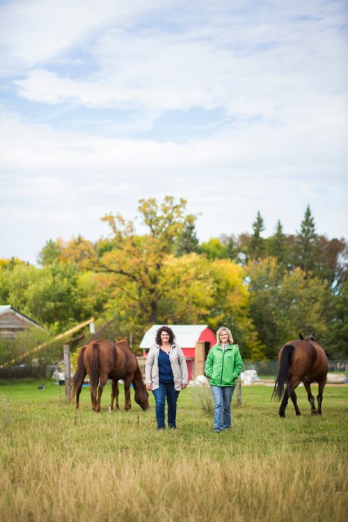 MIKAELA MACKENZIE / WINNIPEG FREE PRESS
Tracy Wood (left) and Taralea Simpson with their horses at Farm Away, just outside of Portage la Prairie, on Wednesday, Sept. 19, 2018.  
Winnipeg Free Press 2018.