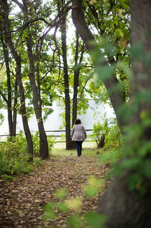 MIKAELA MACKENZIE / WINNIPEG FREE PRESS
Tracy Wood wanders through the woods at Farm Away, just outside of Portage la Prairie, on Wednesday, Sept. 19, 2018.  
Winnipeg Free Press 2018.