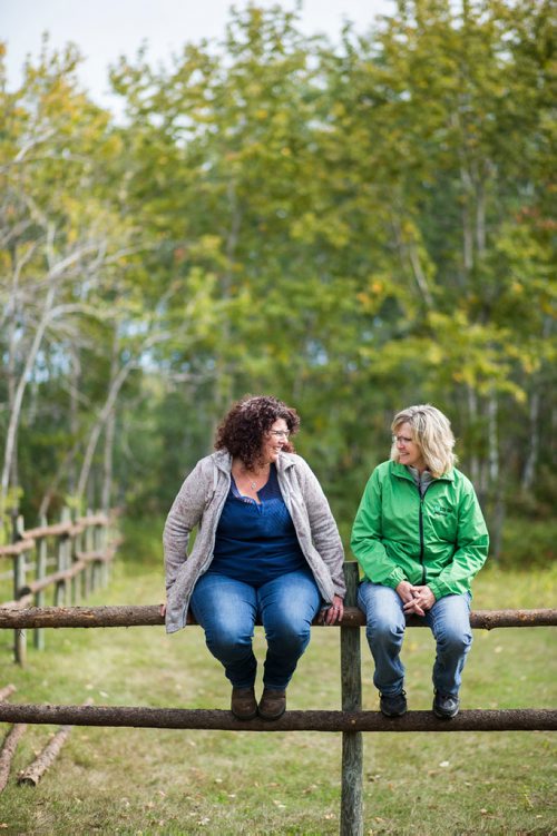 MIKAELA MACKENZIE / WINNIPEG FREE PRESS
Tracy Wood (left) and Taralea Simpson pose on a fence rail at Farm Away, just outside of Portage la Prairie, on Wednesday, Sept. 19, 2018.
Winnipeg Free Press 2018.