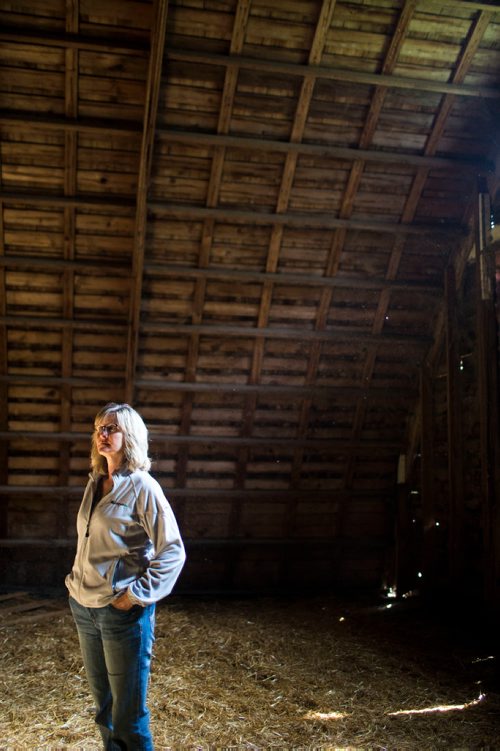 MIKAELA MACKENZIE / WINNIPEG FREE PRESS
Taralea Simpson imagines how the barn would look as a music venue at Farm Away, just outside of Portage la Prairie, on Wednesday, Sept. 19, 2018.  
Winnipeg Free Press 2018.