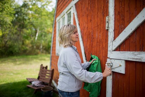 MIKAELA MACKENZIE / WINNIPEG FREE PRESS
Taralea Simpson opens the door to the barn at Farm Away, just outside of Portage la Prairie, on Wednesday, Sept. 19, 2018.  
Winnipeg Free Press 2018.