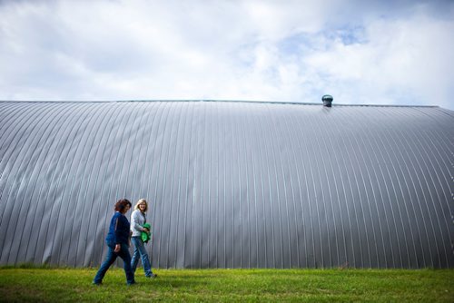 MIKAELA MACKENZIE / WINNIPEG FREE PRESS
Tracy Wood (left) and Taralea Simpson walk past the barn at Farm Away, just outside of Portage la Prairie, on Wednesday, Sept. 19, 2018.  
Winnipeg Free Press 2018.