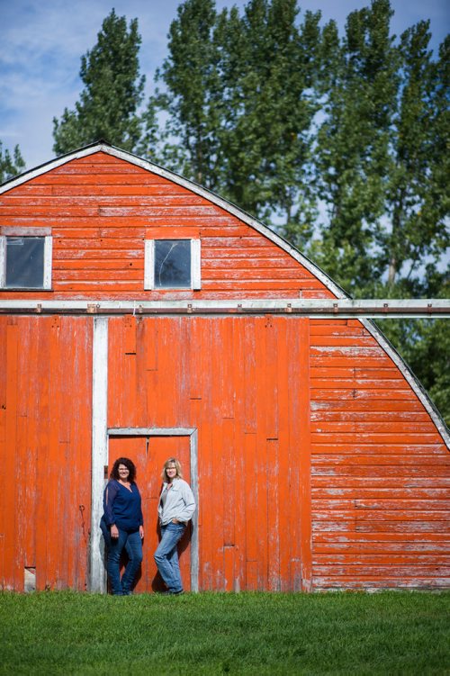 MIKAELA MACKENZIE / WINNIPEG FREE PRESS
Tracy Wood (left) and Taralea Simpson pose in front of the barn at Farm Away, just outside of Portage la Prairie, on Wednesday, Sept. 19, 2018.  
Winnipeg Free Press 2018.