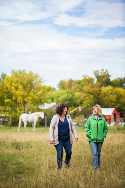 MIKAELA MACKENZIE / WINNIPEG FREE PRESS
Tracy Wood (left) and Taralea Simpson walk through the fields at Farm Away, just outside of Portage la Prairie, on Wednesday, Sept. 19, 2018.  
Winnipeg Free Press 2018.