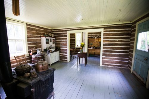 MIKAELA MACKENZIE / WINNIPEG FREE PRESS
The old cabin at Farm Away, just outside of Portage la Prairie, on Wednesday, Sept. 19, 2018.  
Winnipeg Free Press 2018.