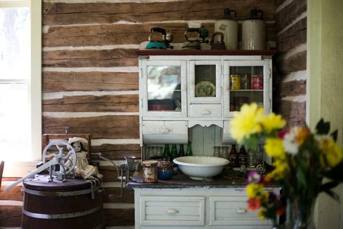 MIKAELA MACKENZIE / WINNIPEG FREE PRESS
The old cabin at Farm Away, just outside of Portage la Prairie, on Wednesday, Sept. 19, 2018.  
Winnipeg Free Press 2018.