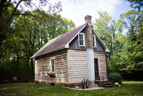 MIKAELA MACKENZIE / WINNIPEG FREE PRESS
The old cabin at Farm Away, just outside of Portage la Prairie, on Wednesday, Sept. 19, 2018.  
Winnipeg Free Press 2018.