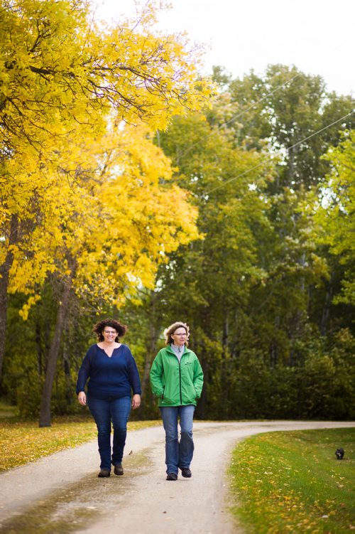 MIKAELA MACKENZIE / WINNIPEG FREE PRESS
Tracy Wood (left) and Taralea Simpson walk up the front driveway at Farm Away, just outside of Portage la Prairie, on Wednesday, Sept. 19, 2018.  
Winnipeg Free Press 2018.