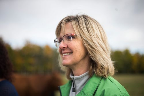 MIKAELA MACKENZIE / WINNIPEG FREE PRESS
Taralea Simpson, co-owner of Farm Away, walks through the cattle field of her family farm just outside of Portage la Prairie on Wednesday, Sept. 19, 2018.  
Winnipeg Free Press 2018.