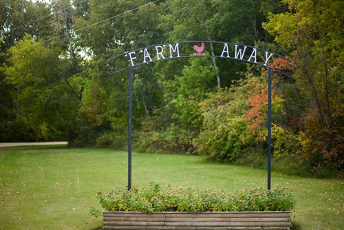 MIKAELA MACKENZIE / WINNIPEG FREE PRESS
The sign at the front driveway at Farm Away, just outside of Portage la Prairie, on Wednesday, Sept. 19, 2018.  
Winnipeg Free Press 2018.