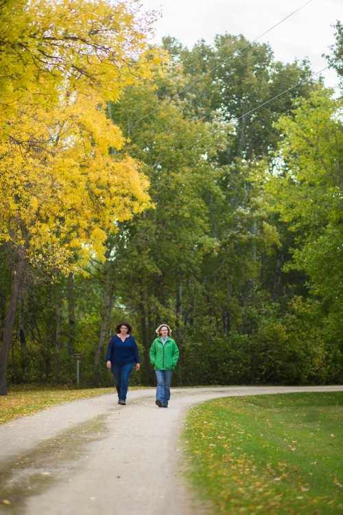 MIKAELA MACKENZIE / WINNIPEG FREE PRESS
Tracy Wood (left) and Taralea Simpson walk up the front driveway at Farm Away, just outside of Portage la Prairie, on Wednesday, Sept. 19, 2018.  
Winnipeg Free Press 2018.