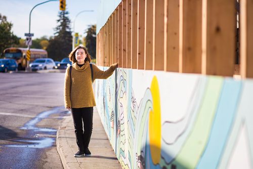 MIKAELA MACKENZIE / WINNIPEG FREE PRESS
Inuit artist Kailey Sheppard poses in front of her work on the on the pedestrian walkway outside the Winnipeg Art Gallery in Winnipeg on Friday, Sept. 21, 2018. The mural is titled "Mosaic Sea," and layers Inuit imagery through a collage-based process. Winnipeg Free Press 2018.