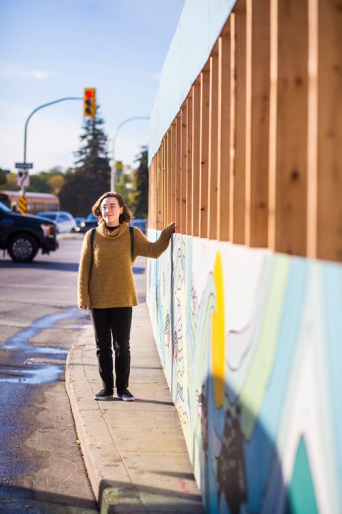 MIKAELA MACKENZIE / WINNIPEG FREE PRESS
Inuit artist Kailey Sheppard poses in front of her work on the on the pedestrian walkway outside the Winnipeg Art Gallery in Winnipeg on Friday, Sept. 21, 2018. The mural is titled "Mosaic Sea," and layers Inuit imagery through a collage-based process. Winnipeg Free Press 2018.