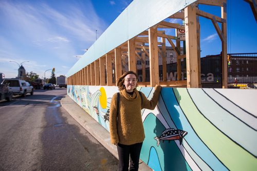 MIKAELA MACKENZIE / WINNIPEG FREE PRESS
Inuit artist Kailey Sheppard poses in front of her work on the on the pedestrian walkway outside the Winnipeg Art Gallery in Winnipeg on Friday, Sept. 21, 2018. The mural is titled "Mosaic Sea," and layers Inuit imagery through a collage-based process. Winnipeg Free Press 2018.