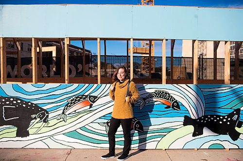 MIKAELA MACKENZIE / WINNIPEG FREE PRESS
Inuit artist Kailey Sheppard poses in front of her work on the on the pedestrian walkway outside the Winnipeg Art Gallery in Winnipeg on Friday, Sept. 21, 2018. The mural is titled "Mosaic Sea," and layers Inuit imagery through a collage-based process. Winnipeg Free Press 2018.