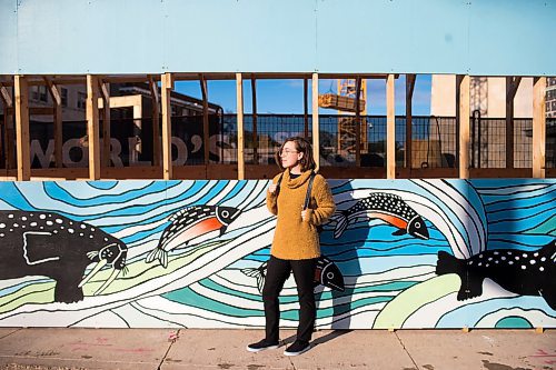 MIKAELA MACKENZIE / WINNIPEG FREE PRESS
Inuit artist Kailey Sheppard poses in front of her work on the on the pedestrian walkway outside the Winnipeg Art Gallery in Winnipeg on Friday, Sept. 21, 2018. The mural is titled "Mosaic Sea," and layers Inuit imagery through a collage-based process. Winnipeg Free Press 2018.