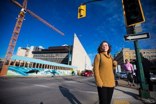 MIKAELA MACKENZIE / WINNIPEG FREE PRESS
Inuit artist Kailey Sheppard poses in front of her work on the on the pedestrian walkway outside the Winnipeg Art Gallery in Winnipeg on Friday, Sept. 21, 2018. The mural is titled "Mosaic Sea," and layers Inuit imagery through a collage-based process. Winnipeg Free Press 2018.