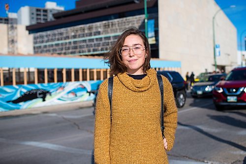 MIKAELA MACKENZIE / WINNIPEG FREE PRESS
Inuit artist Kailey Sheppard poses in front of her work on the on the pedestrian walkway outside the Winnipeg Art Gallery in Winnipeg on Friday, Sept. 21, 2018. The mural is titled "Mosaic Sea," and layers Inuit imagery through a collage-based process. Winnipeg Free Press 2018.