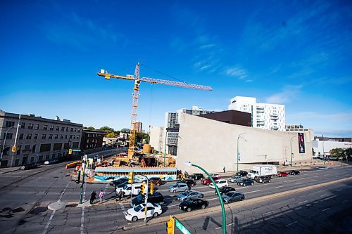 MIKAELA MACKENZIE / WINNIPEG FREE PRESS
A new mural by Inuit artist Kailey Sheppard on the on the pedestrian walkway outside the Winnipeg Art Gallery in Winnipeg on Friday, Sept. 21, 2018. The mural is titled "Mosaic Sea," and layers Inuit imagery through a collage-based process. Winnipeg Free Press 2018.